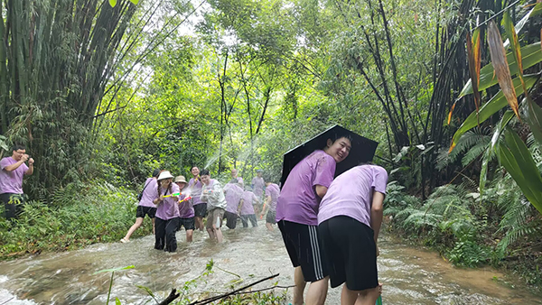 陳楷如：觀戰(zhàn)！“濕身”快樂！.jpg